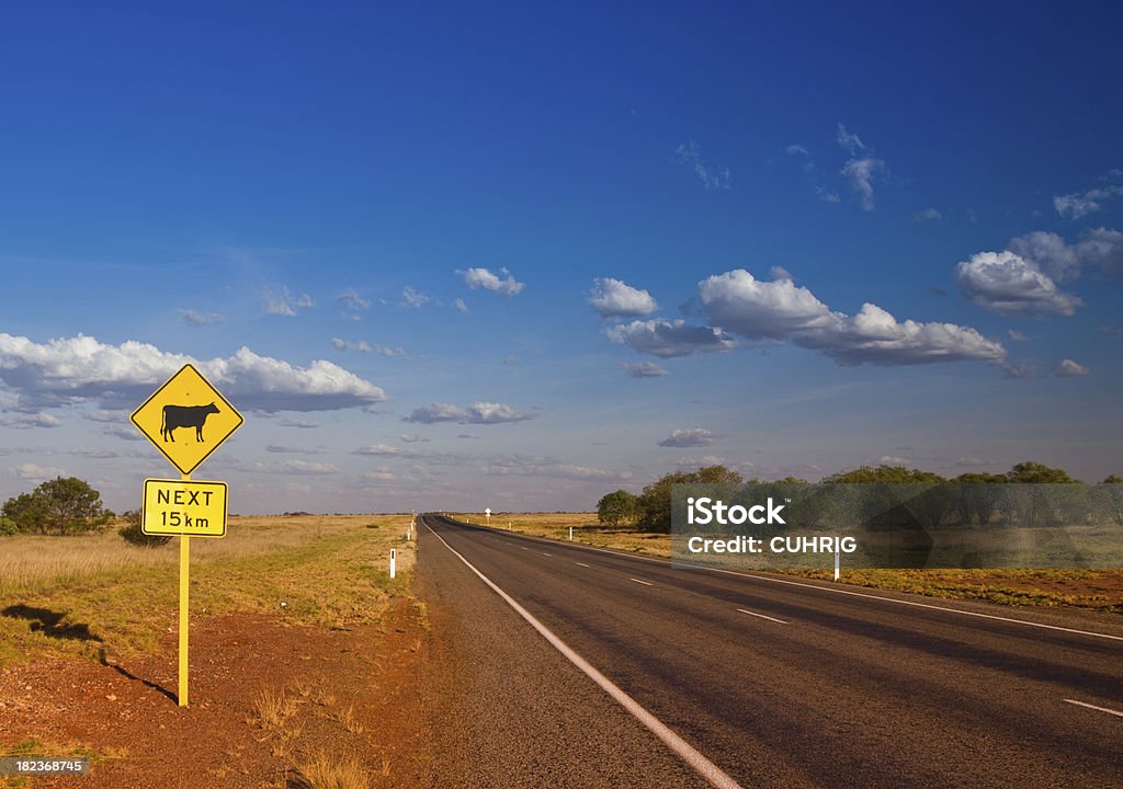 Road y señal Australia Occidental - Foto de stock de Australia occidental libre de derechos