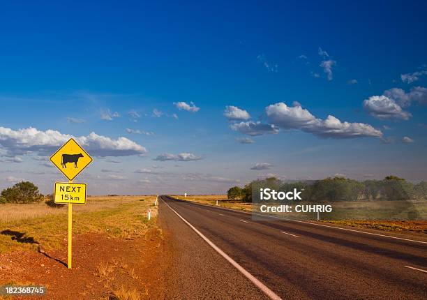 Road Y Señal Australia Occidental Foto de stock y más banco de imágenes de Australia occidental - Australia occidental, Cielo, Destinos turísticos