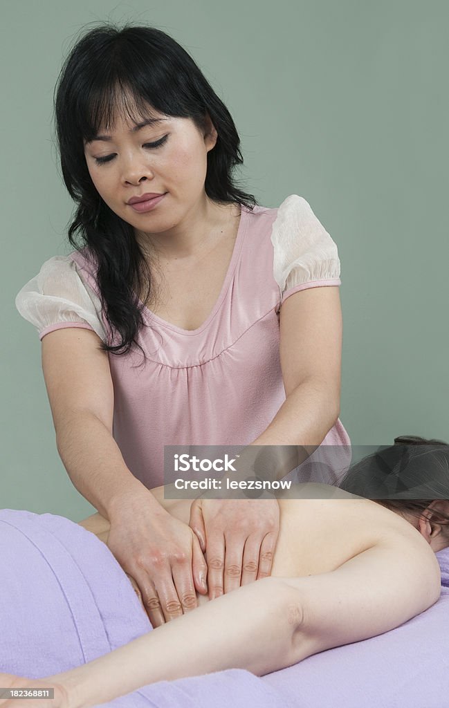 Mulher dando uma massagem nas costas - Foto de stock de Adulto royalty-free