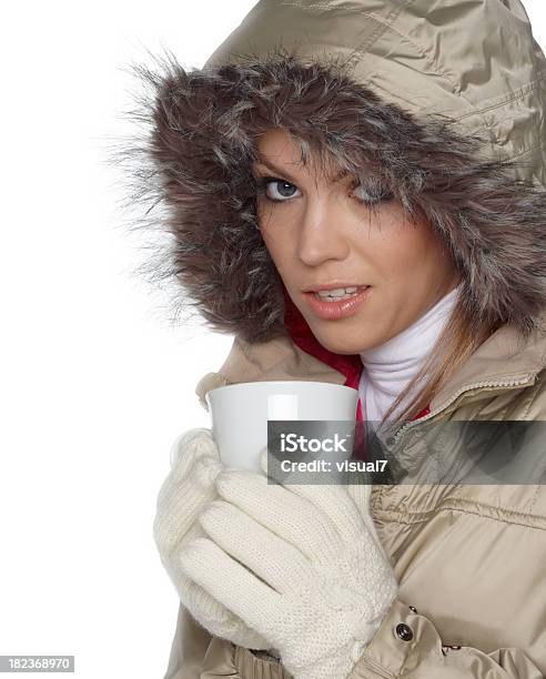 Foto de Inverno Mulher Bebendo Uma Xícara De Café e mais fotos de stock de 20-24 Anos - 20-24 Anos, Adulto, Agarrar