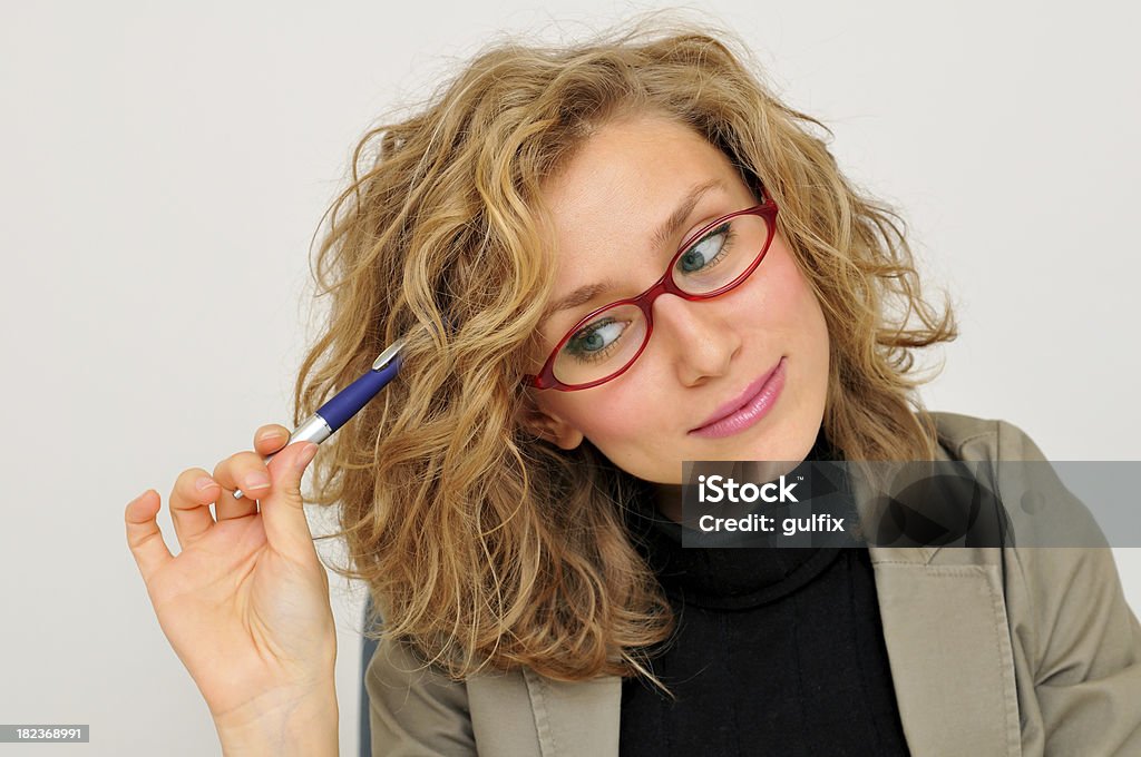 Деловая женщина мышления - Стоковые фото Ручка для письма роялти-фри