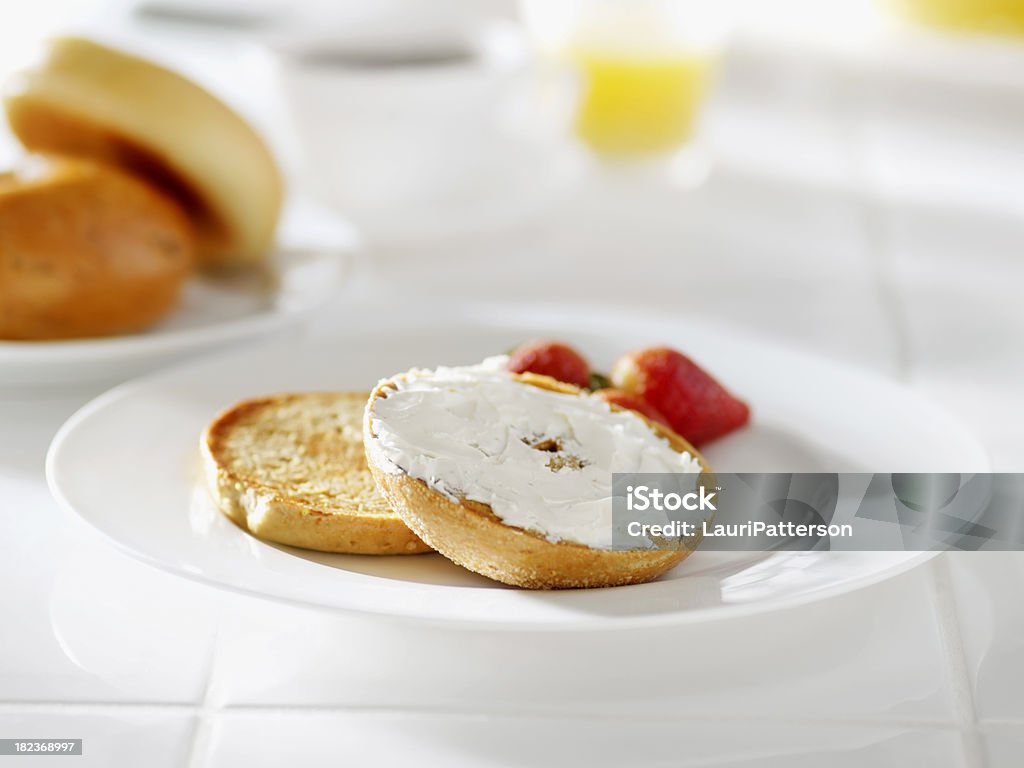 Tostado Bagel con queso cremoso - Foto de stock de Queso cremoso libre de derechos