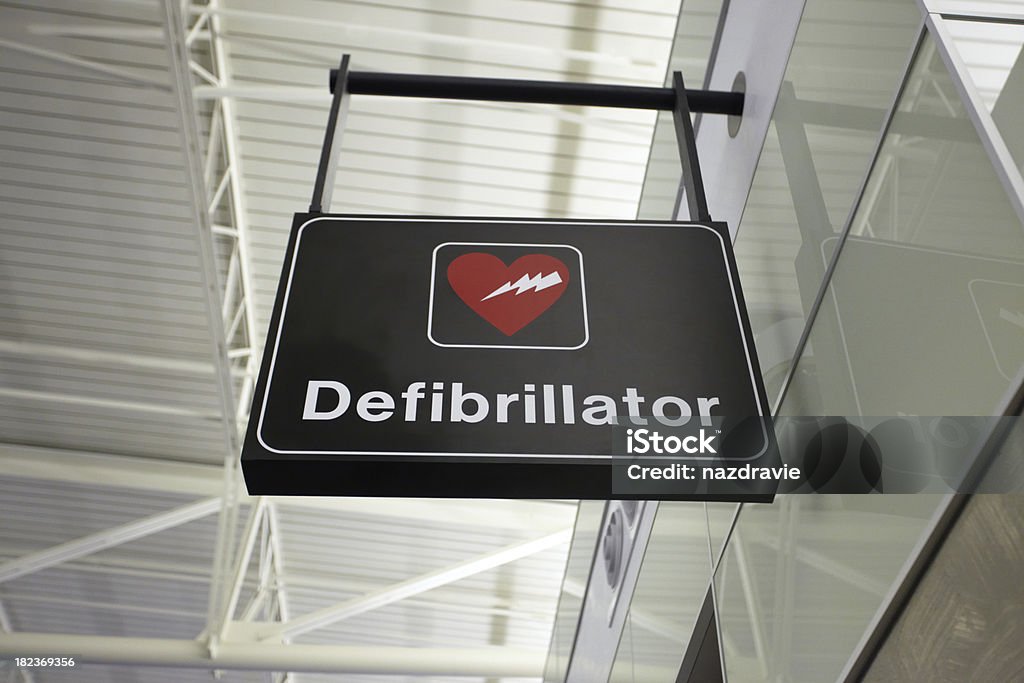 AED Défibrillateur automatisé externe Panneau Urgence montée sur un plafond - Photo de Défibrillateur libre de droits