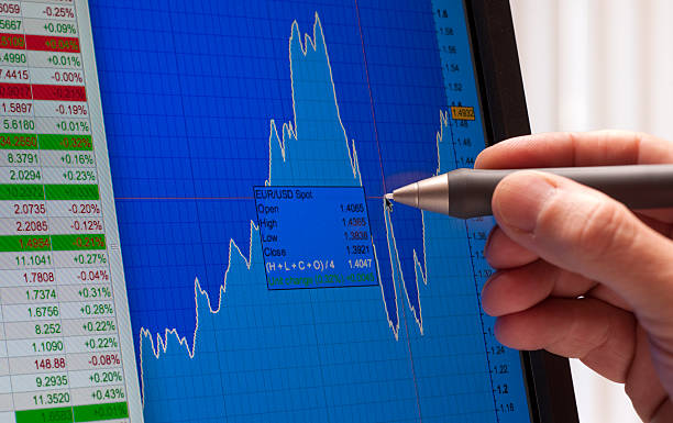 istock Analyzing financial market XXL 182369493