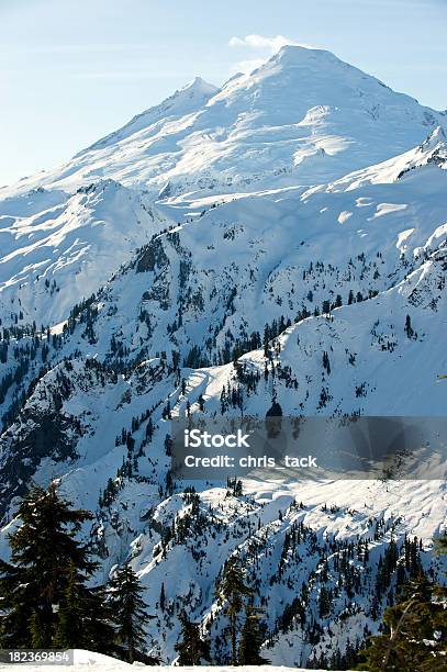 Monte Bakerwashington - Fotografias de stock e mais imagens de Andar de Raquetas de Neve - Andar de Raquetas de Neve, Ao Ar Livre, Azul