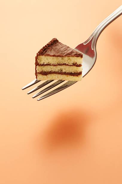 piccolo pezzo di torta al bivio - little cakes foto e immagini stock