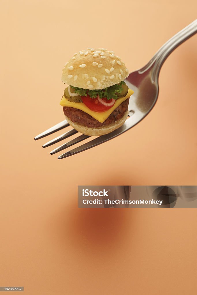 Tiny Cheeseburger sur une fourche - Photo de De petite taille libre de droits