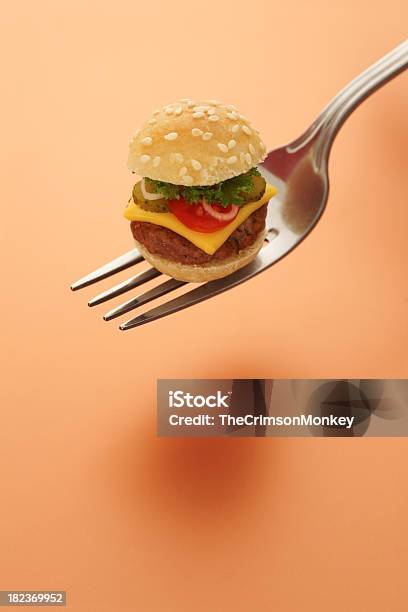 Mini Cheeseburger Su Una Forchetta - Fotografie stock e altre immagini di Piccolo - Piccolo, Hamburger di manzo, Hamburger