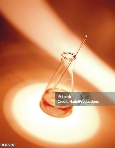 Foto de De Testes De Laboratório Conceitual Com Beaker e mais fotos de stock de Analisar - Analisar, Artigos de Vidro de Laboratório, Biologia