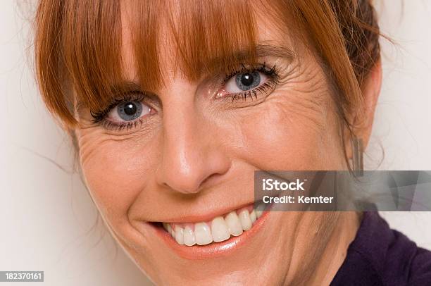 Foto de Mulher Sorridente e mais fotos de stock de 30 Anos - 30 Anos, 40-49 anos, Adulto