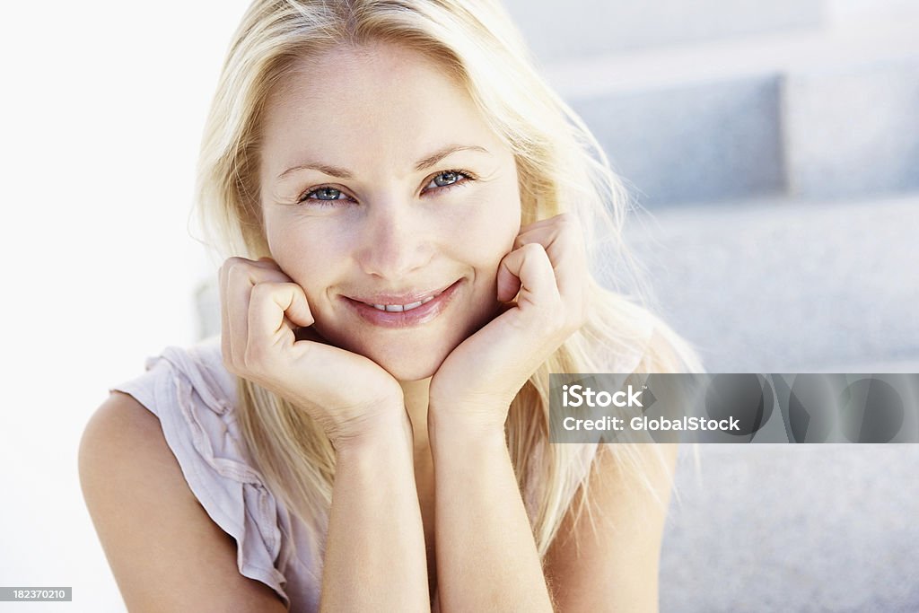 Portrait d'un milieu adulte femme souriante - Photo de 30-34 ans libre de droits