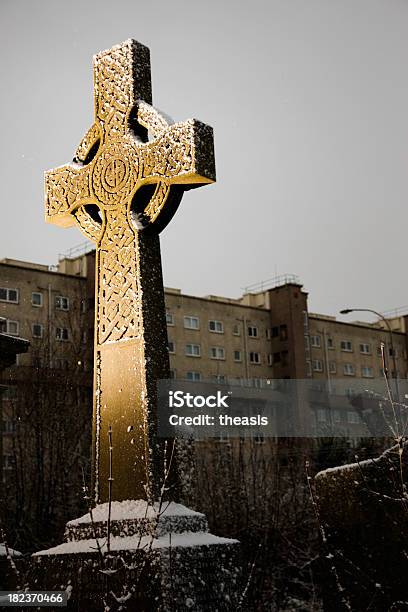 Photo libre de droit de Croix Celtique Dans Un Cimetière Urbain banque d'images et plus d'images libres de droit de Christianisme - Christianisme, Ciel couvert, Cimetière