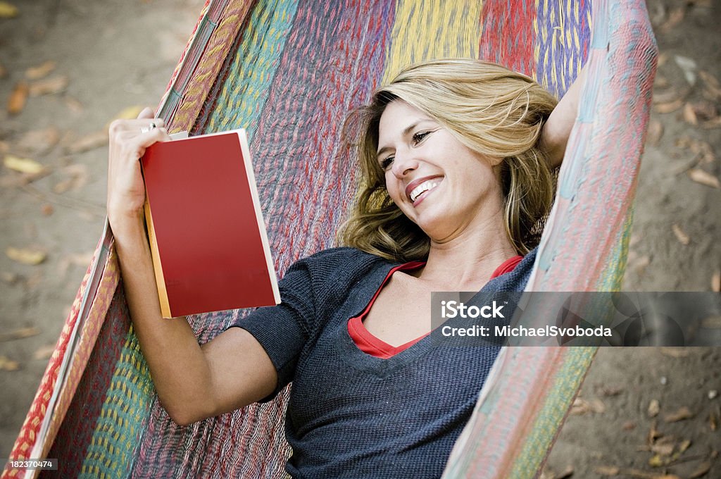 Frauen lesen - Lizenzfrei Hängematte Stock-Foto