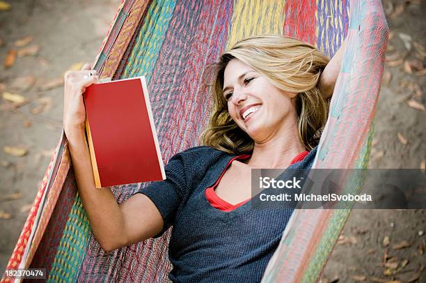 Frauen Lesen Stockfoto und mehr Bilder von Hängematte - Hängematte, Lachen, Attraktive Frau