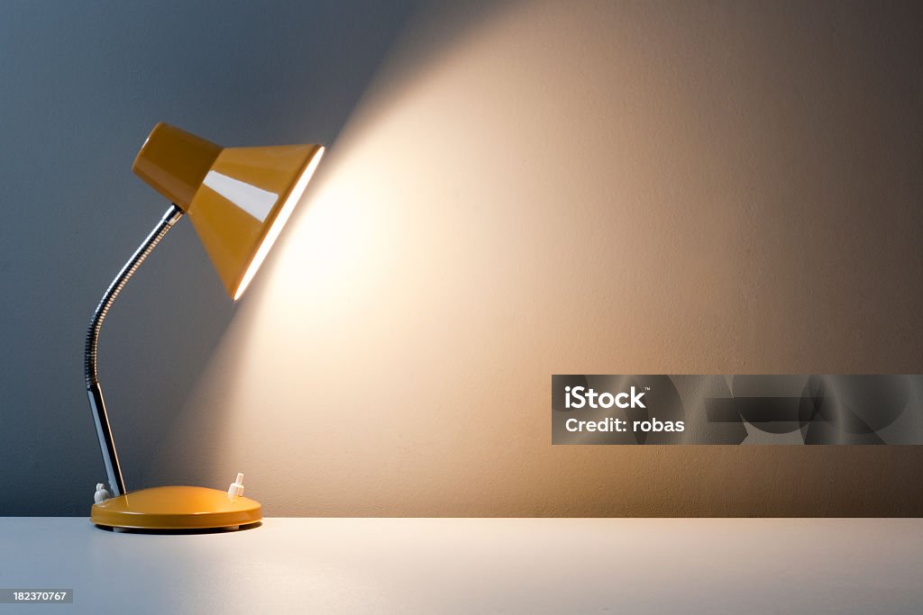 Lampada anglepoise sul tavolo giallo - Foto stock royalty-free di Lampada elettrica