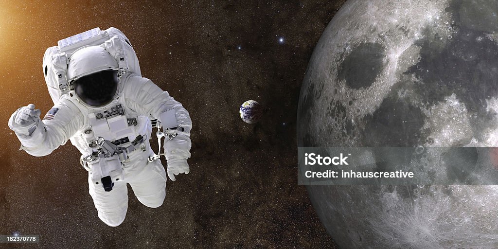 Astronaut 공간 주변에 상현달 - 로열티 프리 우주 비행사 스톡 사진