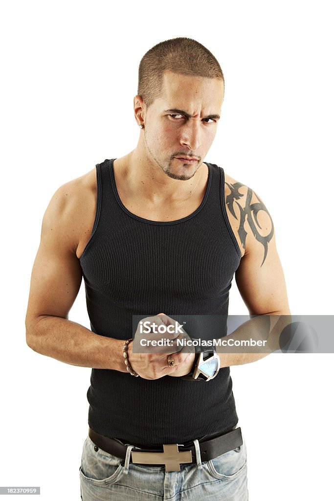 Preoccupato tattoo uomo tenendo i pugni chiusi mettono - Foto stock royalty-free di Abbigliamento casual