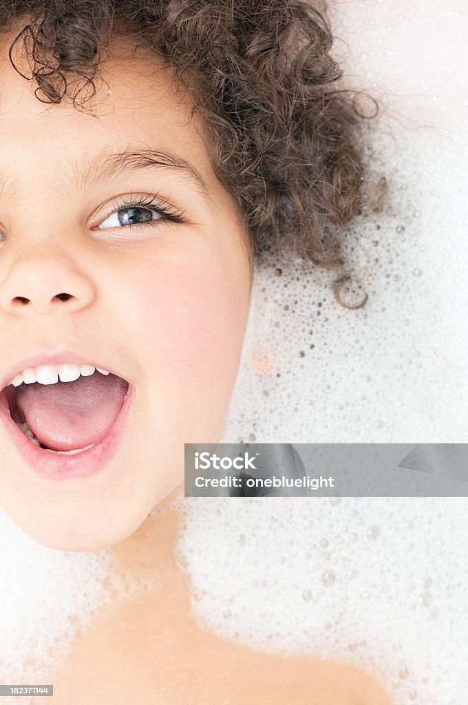 Enfant dans un bain moussant (série) - Photo de Bain moussant libre de droits