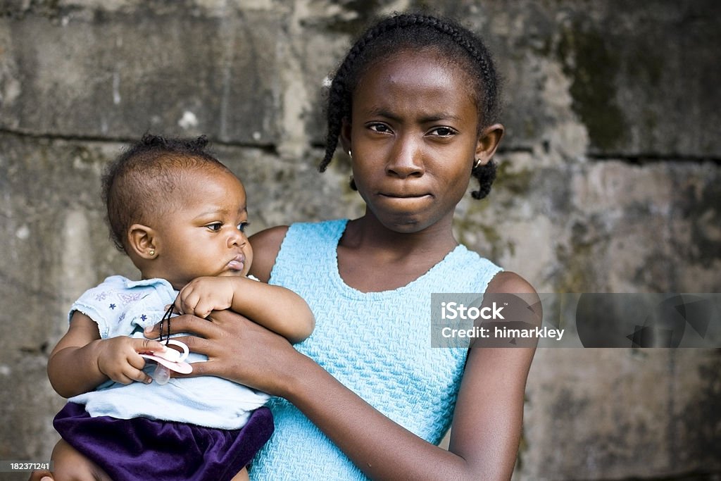 Ragazza africana con neonato - Foto stock royalty-free di Popolo di discendenza africana