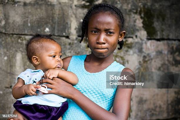 Ragazza Africana Con Neonato - Fotografie stock e altre immagini di Popolo di discendenza africana - Popolo di discendenza africana, Bambine femmine, Piccolo