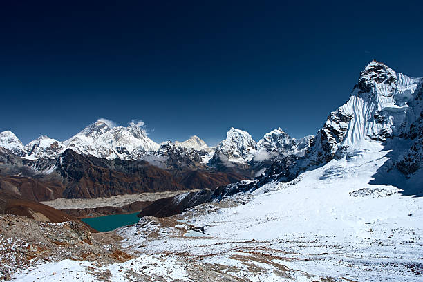 monte everest, monte lhotse e nuptse da renjo la - renjo la foto e immagini stock