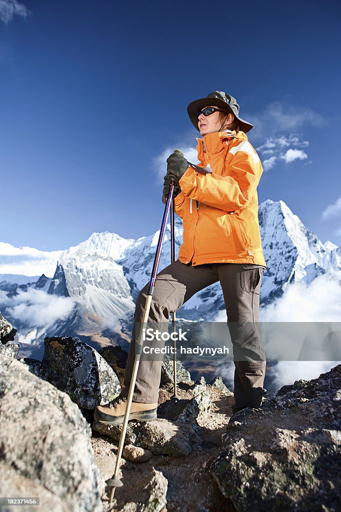 Женский trekker глядя через Гималаи - Стоковые фото Азия роялти-фри