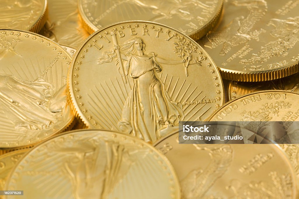 Moedas de ouro. - Foto de stock de Conceito royalty-free