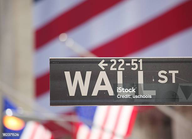 Wall Street Nowy Jork - zdjęcia stockowe i więcej obrazów Amerykańska flaga - Amerykańska flaga, Biznes, Chciwość