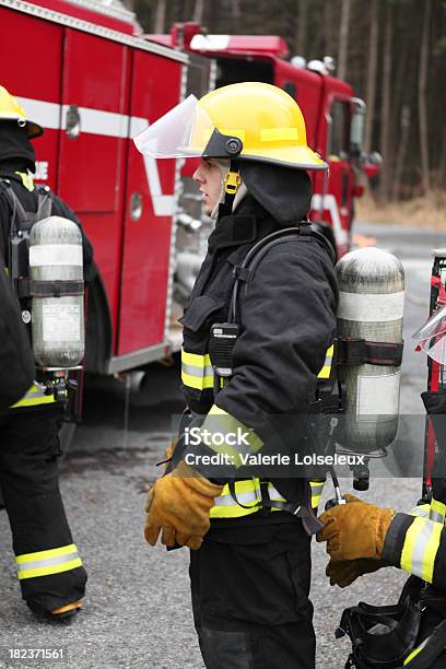 Пожарный С Воздушный Топ — стоковые фотографии и другие картинки Пальто - Пальто, Пожарный, Шлем пожарного