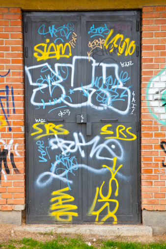 I select a detail of graffiti. I like some forms and color combinations