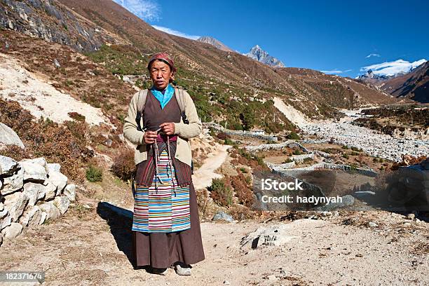 Nepali Mulher Com Rosary - Fotografias de stock e mais imagens de Sherpa - Sherpa, Adulto, Antigo