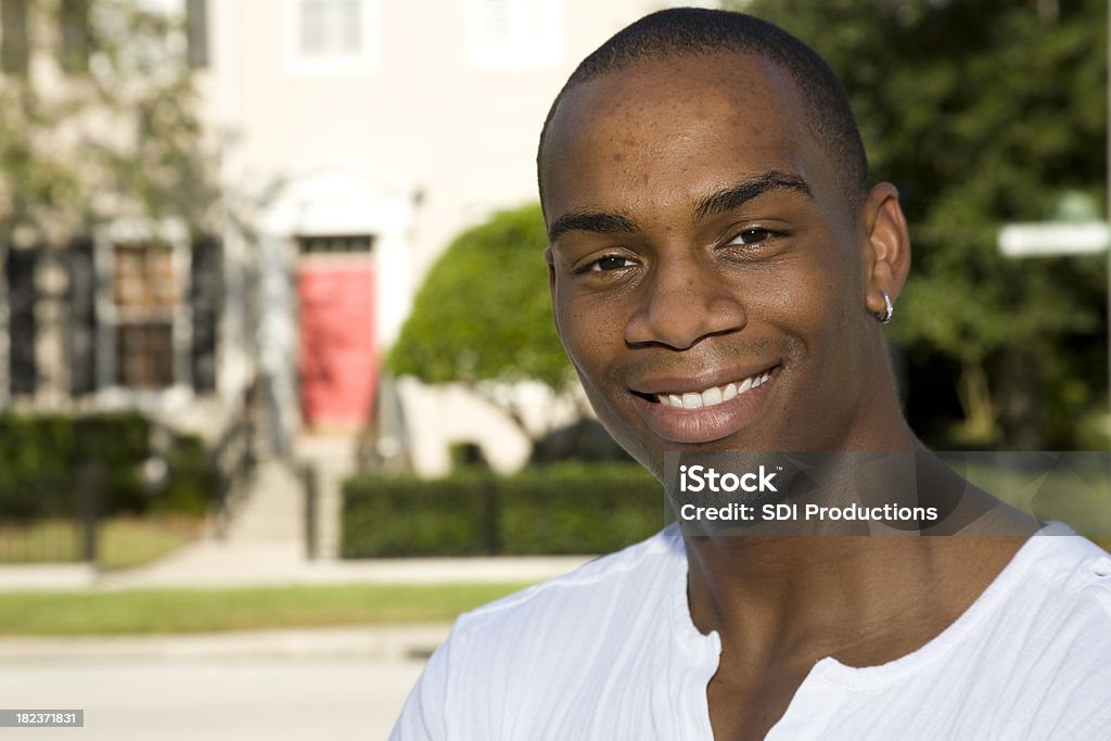 Glückliche junge Mann auf der front of House in Nizza Viertel - Lizenzfrei Gutaussehend Stock-Foto