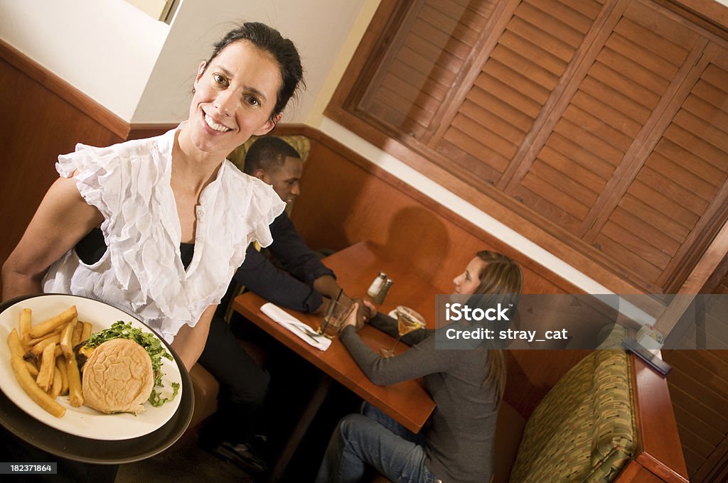 Empregada de Mesa no restaurante - Royalty-free Hambúrguer Foto de stock