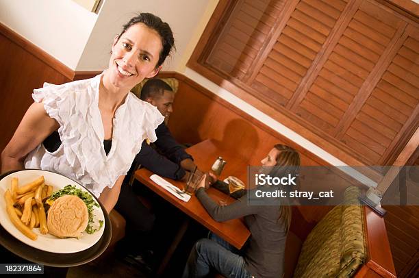 Empregada De Mesa No Restaurante - Fotografias de stock e mais imagens de Hambúrguer - Hambúrguer, Servir comida e bebida, Serviço