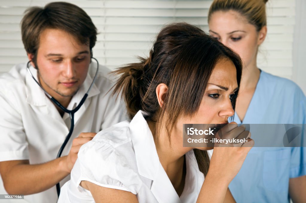 Chorych kobiet, kaszle w lekarzy biura - Zbiór zdjęć royalty-free (Gabinet lekarski)