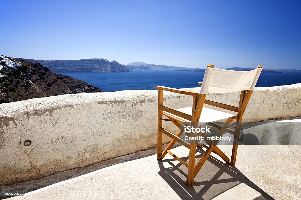 Silla de la terraza con vista en Santorini caldera - Foto de stock de Agua libre de derechos