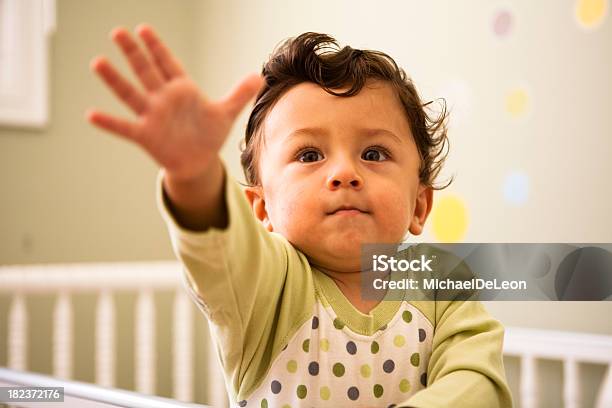 Raggiungere - Fotografie stock e altre immagini di Bebé - Bebé, Tendere la mano, Neonati maschi