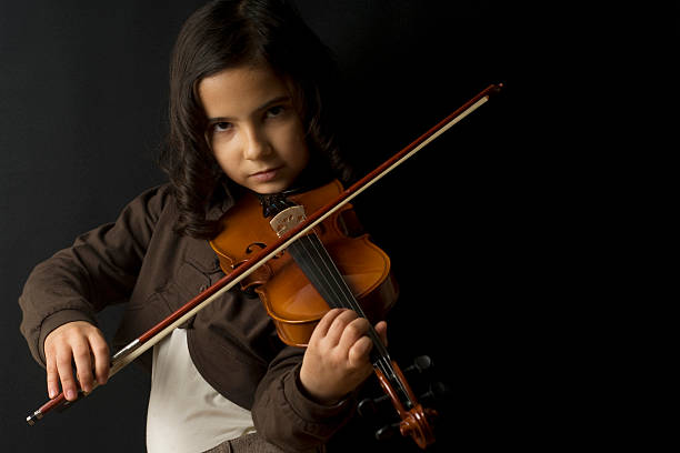 istock little girls violinist 182372213
