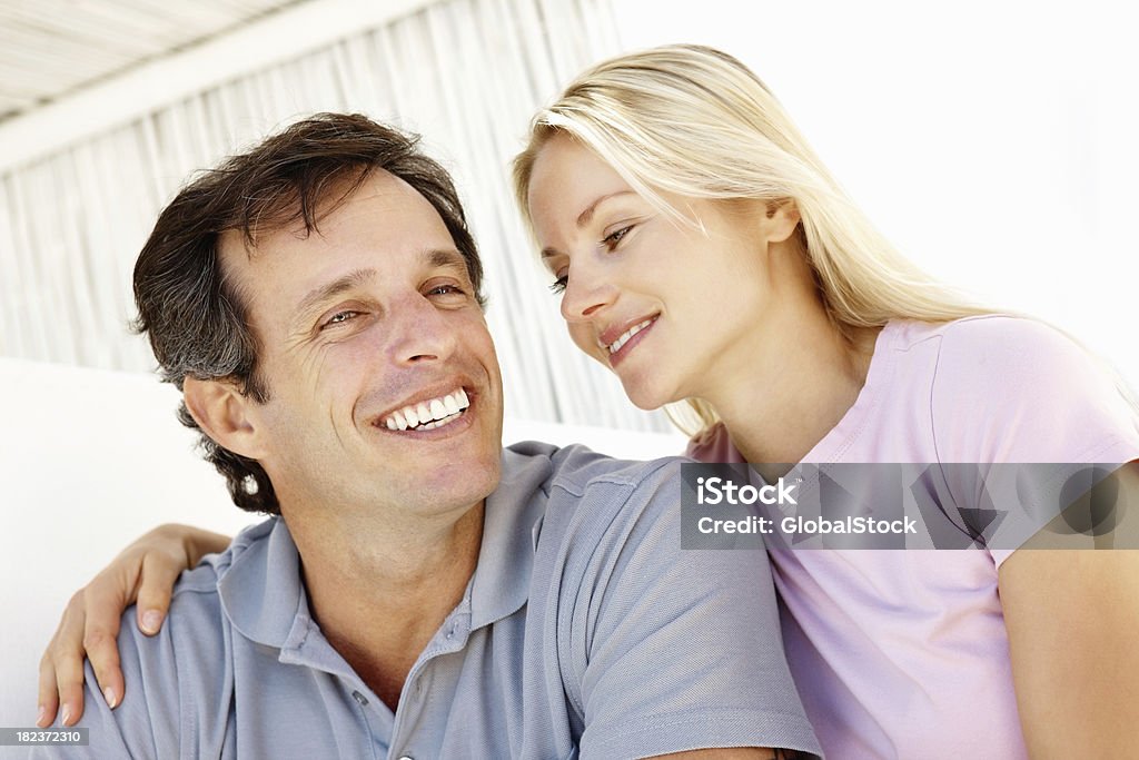 Misd adulto mujer mirando a su marido - Foto de stock de 30-39 años libre de derechos
