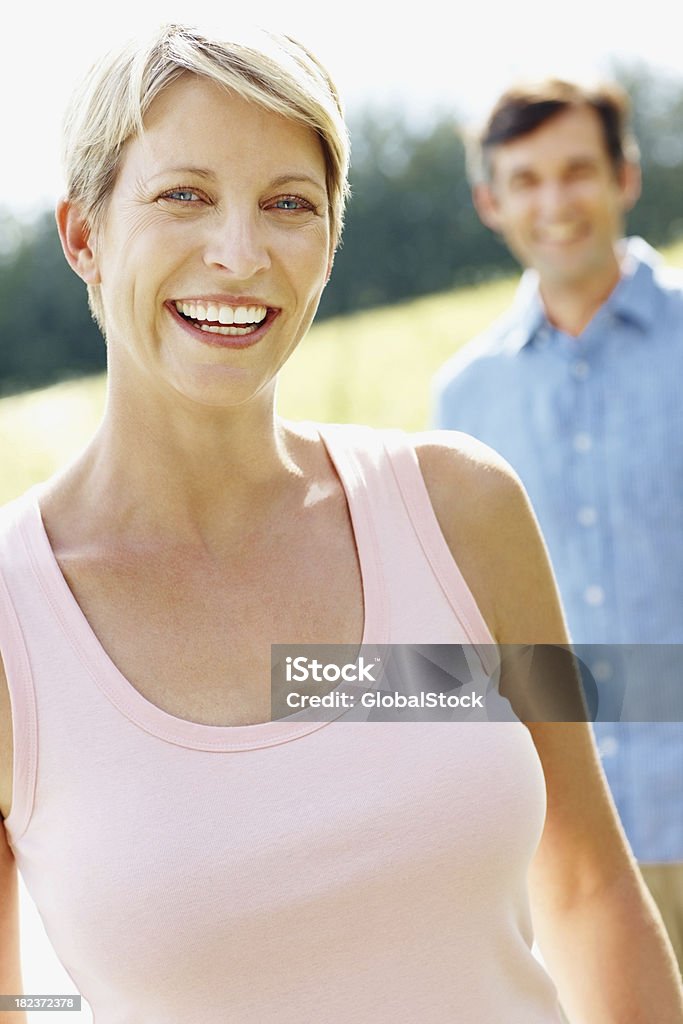 인물 사진 웃는 여자, 남편 유클리드의 등근육 - 로열티 프리 2명 스톡 사진