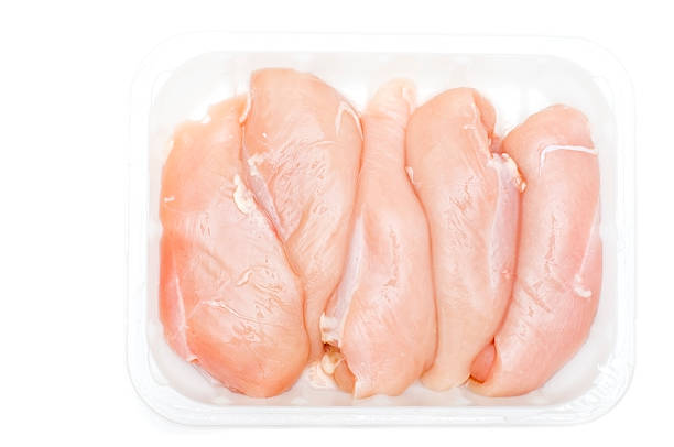 peito de frango com fundo branco (série - skinless chicken breast - fotografias e filmes do acervo