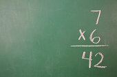 multiplizieren-problem-auf-einer-schule-tafel-mit-textfreiraum.jpg?b=1&s=170x170&k=20&c=_XngDLPeaeuXuFsyDyn--NWg_ob92z6sG15lF97RLDA=