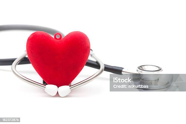 Vermelho Coração E Estetoscópio - Fotografias de stock e mais imagens de Acidentes e Desastres - Acidentes e Desastres, Ataque Cardíaco, Branco