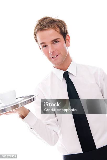 Jovem Empregado De Mesa Segurando Um Tabuleiro Wcaneca De Café - Fotografias de stock e mais imagens de 20-24 Anos