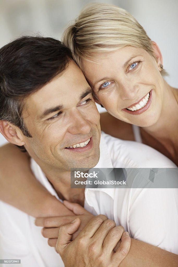 Szczęśliwa kobieta w średnim wieku, obejmując jej mąż - Zbiór zdjęć royalty-free (30-39 lat)