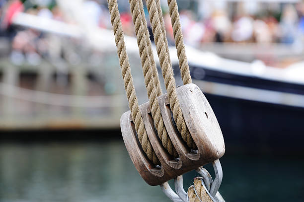 шкив и веревки против затуманенное судов - sailing ship nautical vessel rigging industrial ship стоковые фото и изображения