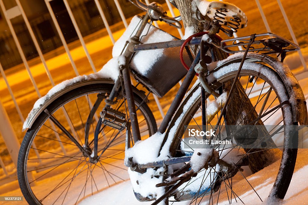 Bicicletas na neve - Foto de stock de Abandonado royalty-free
