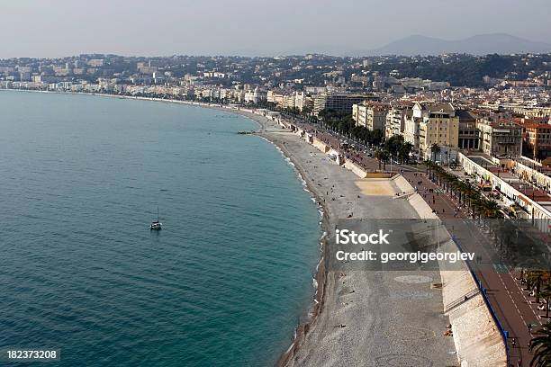 Lungomare Di Inglese Nizza Francia - Fotografie stock e altre immagini di Albergo - Albergo, Andare in barca a vela, Baia