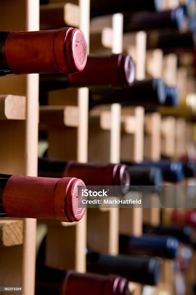 Garrafas de vinho na Adega - Royalty-free Compartimento de Arrumação Foto de stock