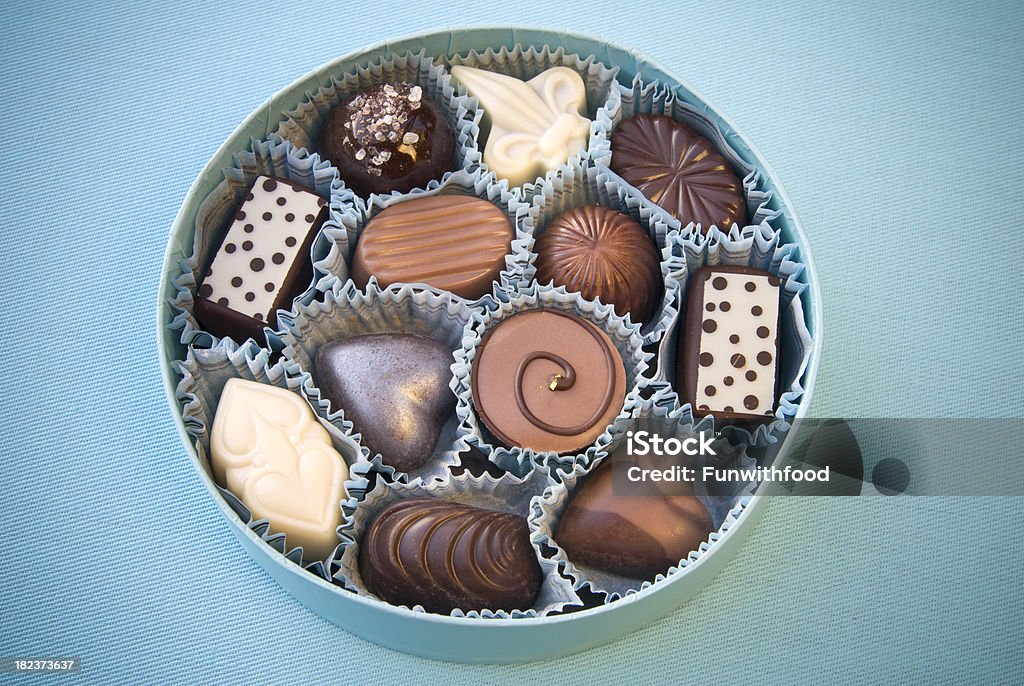 チョコレート菓子ボックス、ヴァレンティーヌ&イースタートリュフの心臓食品背景 - チョコレートのロイヤリティフリーストックフォト